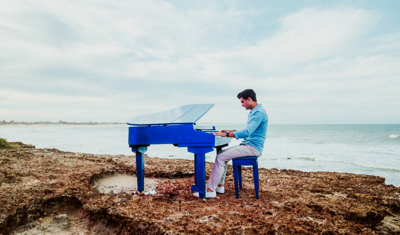 pianista tocando na praia